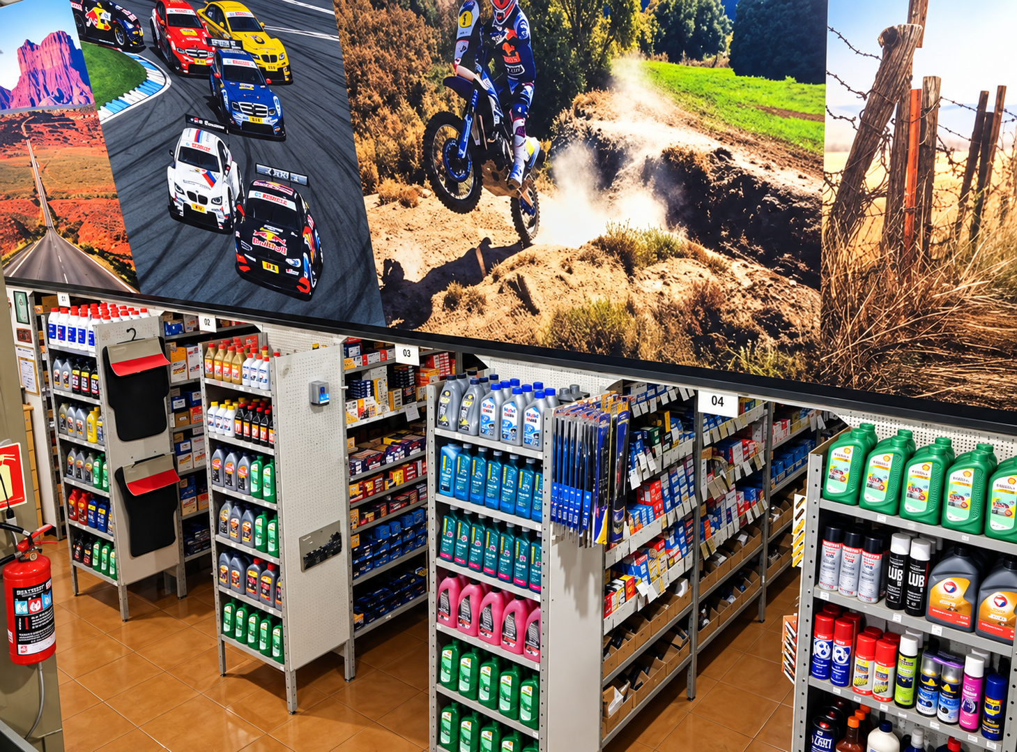 Prateleiras com produtos e componentes automotivos na loja